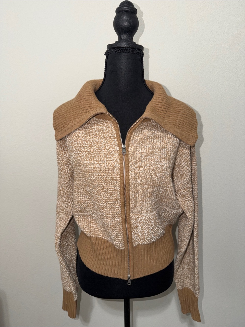 NWOT Aerie Beige Zip-Front Women’s Sweater with Wide Collar WI1